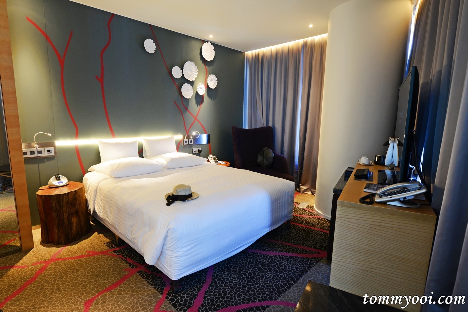 Pullman Saigon Centre - Executive King Corner Room - Tommy Ooi Travel Guide1600 x 1068